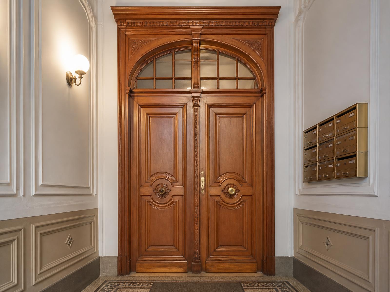 Aufgearbeitete historische Haustür aus Holz